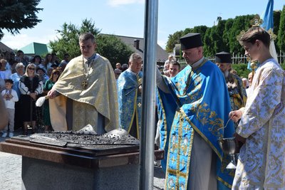 інсталяція села Біла, освячення пам'ятного знаку