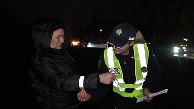 Видимість пішоходів у темряві: у Кропивницькому поліцейські роздають світловідбивні стрічки Видимість пішоходів у темряві: у Кропивницькому поліцейські роздають світловідбивні стрічки