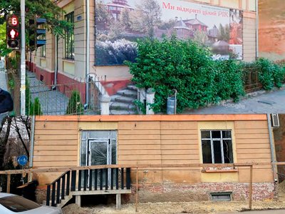 Огорожу та сходи, які демонтували у будинку в історичному центрі Чернівців, мають відновити Огорожу та сходи, які демонтували у будинку в історичному центрі Чернівців, мають відновити