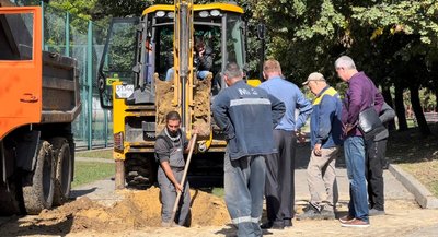 У Миколаєві жителі двох мікрорайонів третій день без води: мережу пошкодив російський снаряд У Миколаєві жителі двох мікрорайонів третій день без води: мережу пошкодив російський снаряд