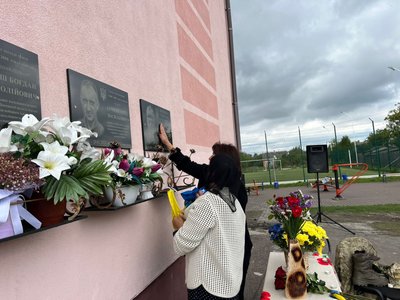 На Волині відкрили меморіальну дошку в пам'ять про 40-річного воїна Олександра Коцуру На Волині відкрили меморіальну дошку в пам'ять про 40-річного воїна Олександра Коцуру