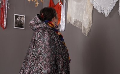 Показували хустки і вчили робити віночки: у Черкасах відкрили виставку "Весільні обереги долі"