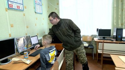 Програмування та робототехніка: ветеран російсько-української війни проводить заняття на Вінниччині Програмування та робототехніка: ветеран російсько-української війни проводить заняття на Вінниччині