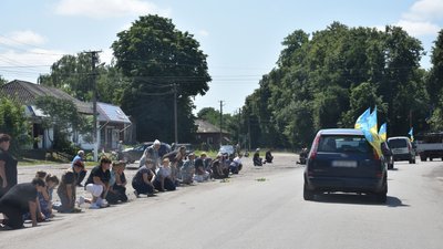 Похорон військового на Чернігівщині: попрощалися з солдатом Юрієм Жиманем Похорон військового на Чернігівщині: попрощалися з солдатом Юрієм Жиманем