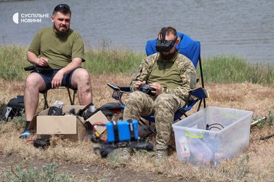 Військовослужбовці 505-го батальйону морської піхоти тренуються пілотувати FPV-дрони на полігоні. Херсонщина, травень 2025 року Військовослужбовці 505-го батальйону морської піхоти тренуються пілотувати FPV-дрони на полігоні. Херсонщина, травень 2025 року
