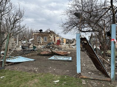 “Повилітало все. Ми у ванну заховалися”. Жителі Майдану лагодять зруйновані будинки після обстрілу і виїжджають “Повилітало все. Ми у ванну заховалися”. Жителі Майдану лагодять зруйновані будинки після обстрілу і виїжджають