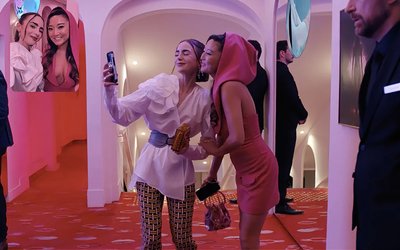 Мінді в сукні від бренду Blazy Shower Мінді в сукні від бренду Blazy Shower