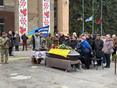 Рік вважали безвісти зниклим: у Світловодську на Кіровоградщині попрощалися з бійцем Володимиром Додиваном Рік вважали безвісти зниклим: у Світловодську на Кіровоградщині попрощалися з бійцем Володимиром Додиваном
