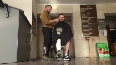 Віталій Онищук стриже ветерана, який також втратив кінцівку, у одному із медичних закладів Віталій Онищук стриже ветерана, який також втратив кінцівку, у одному із медичних закладів