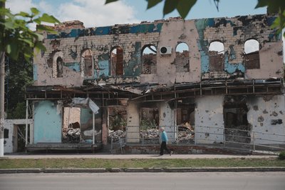 Зруйнована будівля в Ізюмі Зруйнована будівля в Ізюмі