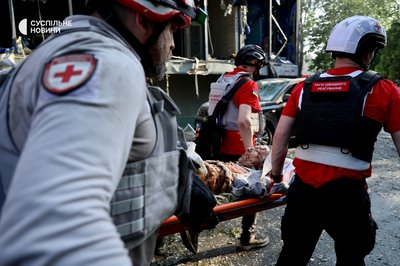 "Як тільки лягли — воно як жахне! Все полетіло на голови": жителі Солом'янки про наслідки атаки РФ "Як тільки лягли — воно як жахне! Все полетіло на голови": жителі Солом'янки про наслідки атаки РФ