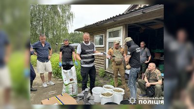 Нарколабораторія на прикордонні Чернігівщини: поліцейські під час обшуків вилучили наркотиків на 4 млн грн Нарколабораторія на прикордонні Чернігівщини: поліцейські під час обшуків вилучили наркотиків на 4 млн грн