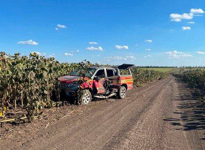 Автівка рятувальників, в яку поцілив російський FPV-дрон Автівка рятувальників, в яку поцілив російський FPV-дрон