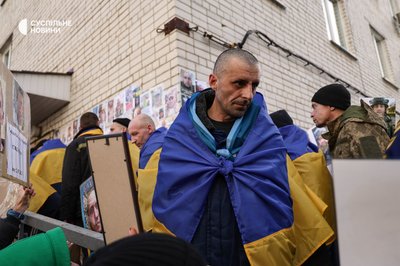 Другий день обміну: з російського полону повернулись 300 оборонців України та кілька цивільних Другий день обміну: з російського полону повернулись 300 оборонців України та кілька цивільних