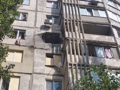 "Вибухи були страшні. Зруйновані вікна, двері та балкони". Херсонці про наслідки чергових атак РФ