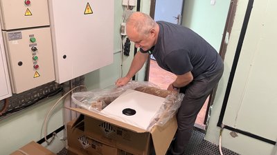 Леонід Семенкевич розпаковує енергообладнання, яке його ОСББ отримало у рамках програми "СвітлоДІМ", Харків Леонід Семенкевич розпаковує енергообладнання, яке його ОСББ отримало у рамках програми "СвітлоДІМ", Харків