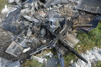 Пошкоджені будинки та уламки дронів: фоторепортаж з передмістя Одеси після атаки БпЛА Пошкоджені будинки та уламки дронів: фоторепортаж з передмістя Одеси після атаки БпЛА
