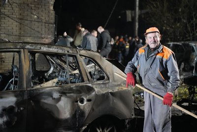 Комунальник прибирає біля магазину в пісочині після влучання