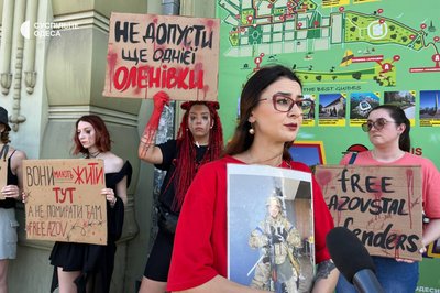 "Кожен свідомий українець має знати про цю трагедію": в Одесі вийшли на акцію до роковин теракту в Оленівці "Кожен свідомий українець має знати про цю трагедію": в Одесі вийшли на акцію до роковин теракту в Оленівці