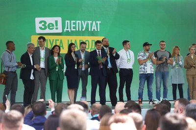 Кандидати в народні депутати від партії "Слуга народу" під час з'їзду партії у Києві, 9 червня 2019 року. Партія у той день представила першу десятку своїх кандидатів Кандидати в народні депутати від партії "Слуга народу" під час з'їзду партії у Києві, 9 червня 2019 року. Партія у той день представила першу десятку своїх кандидатів