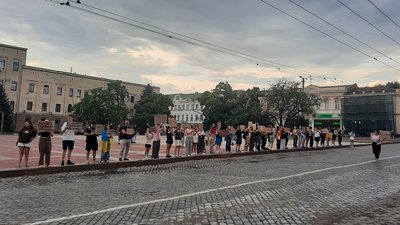 "Плануємо і завтра виходити". У кропивницькому п’ятий день мітингували на підтримку ексміністра Федорова "Плануємо і завтра виходити". У кропивницькому п’ятий день мітингували на підтримку ексміністра Федорова