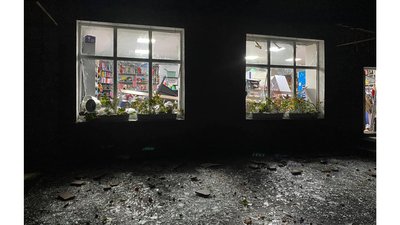 Пошкоджені фасади та вікна: росіяни атакували центральну площу в Новгороді-Сіверському Пошкоджені фасади та вікна: росіяни атакували центральну площу в Новгороді-Сіверському