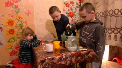 "Сказала слухати бабусю": на Черкащині багатодітна родина чекає матір з війни "Сказала слухати бабусю": на Черкащині багатодітна родина чекає матір з війни