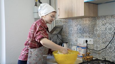"Тіло Христове": дружина священника з Черкащини показала, як пече просфори для великодньої служби "Тіло Христове": дружина священника з Черкащини показала, як пече просфори для великодньої служби
