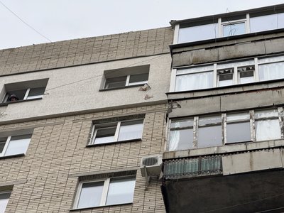 Російський дрон влучив у багатоповерхівку в Сумах Російський дрон влучив у багатоповерхівку в Сумах
