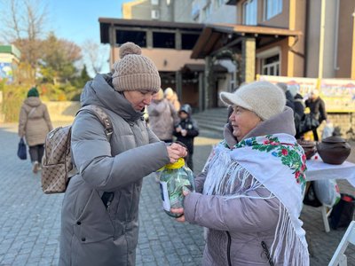 На Житомирщині провели благодійний ярмарок для збору грошей на генератори для військових бригад