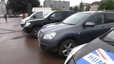 У Хмельницькому волонтери передали військовим 16 автівок для фронту
