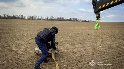 Іскандер на Чернігівщині: фахівці ДСНС виявили та знешкодили залишки російської ракети