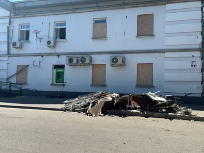 Російські війська вдарили FPV-дроном по відділенні Приватбанку в Нікополі Російські війська вдарили FPV-дроном по відділенні Приватбанку в Нікополі