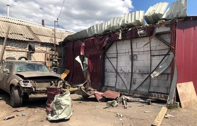 Понівечені будівлі та автівка на Донеччині через обстріли 5 червня. Фото: поліція Донеччини Понівечені будівлі та автівка на Донеччині через обстріли 5 червня. Фото: поліція Донеччини