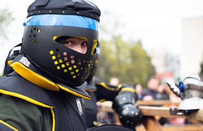Учасник лицарського бою від "Бугурт Січ" в м'яких обладунках Учасник лицарського бою від "Бугурт Січ" в м'яких обладунках
