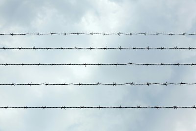 Колючий дріт, полон, в'язниця, СІЗО, тюрма Колючий дріт, полон, в'язниця, СІЗО, тюрма