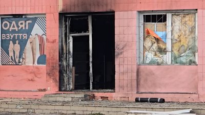 "Лежав чоловік без ноги": очевидиця про атаку дронів РФ на Семенівку, що на прикордонні Чернігівщини "Лежав чоловік без ноги": очевидиця про атаку дронів РФ на Семенівку, що на прикордонні Чернігівщини