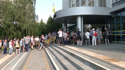 Черга біля ЦНАПу у Рівному Черга біля ЦНАПу у Рівному