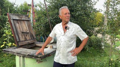 Єдина з питною водою: у селі на Хмельниччині зберегли криницю-журавель Єдина з питною водою: у селі на Хмельниччині зберегли криницю-журавель