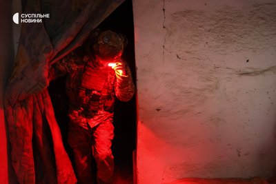 Боєць першого батальйону 40-ї окремої бригади берегової оборони з позивним "Шустрий" на бойовій позиції підрозділу на Херсонщині Боєць першого батальйону 40-ї окремої бригади берегової оборони з позивним "Шустрий" на бойовій позиції підрозділу на Херсонщині