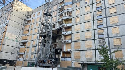 Будинок у Салтівському районі Харкова, у який влучила авіабомба 30 жовтня 2024 року, станом на 30 жовтня 2025 року Будинок у Салтівському районі Харкова, у який влучила авіабомба 30 жовтня 2024 року, станом на 30 жовтня 2025 року