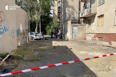 В Одесі біля гуртожитку знайшли мертве немовля: його могли викинути з вікна В Одесі біля гуртожитку знайшли мертве немовля: його могли викинути з вікна