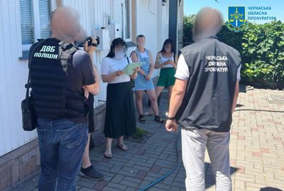 Обіцяв оформити водійське посвідчення за 12 тисяч гривень: черкащанина підозрюють у зловживанні впливом Обіцяв оформити водійське посвідчення за 12 тисяч гривень: черкащанина підозрюють у зловживанні впливом