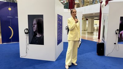 Організаторка Катерина Осадча під час відкриття виставки у Миколаєві Організаторка Катерина Осадча під час відкриття виставки у Миколаєві