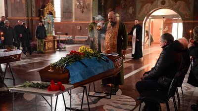 Провели "живим коридором" на колінах: у Черкасах попрощались із двома військовими Провели "живим коридором" на колінах: у Черкасах попрощались із двома військовими