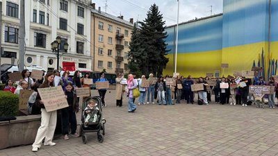 Учасники акції проти нового Цивільного кодексу у Чернівцях Учасники акції проти нового Цивільного кодексу у Чернівцях