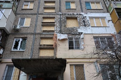 "Від вибуху заклинило двері". Очевидці про обстріли багатоповерхівок у Корабельному районі Херсона "Від вибуху заклинило двері". Очевидці про обстріли багатоповерхівок у Корабельному районі Херсона