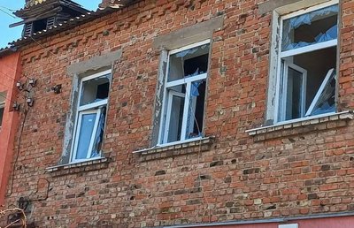 Розбиті внаслідок російського обстрілу з РСЗВ вікна у двоповерховому будинку в Іскрі, Ізюмська громада, 24 червня 2026 року