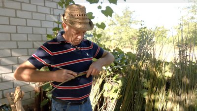 Передати ремесло: черкасець у ютубі вчить в’язати віники Передати ремесло: черкасець у ютубі вчить в’язати віники
