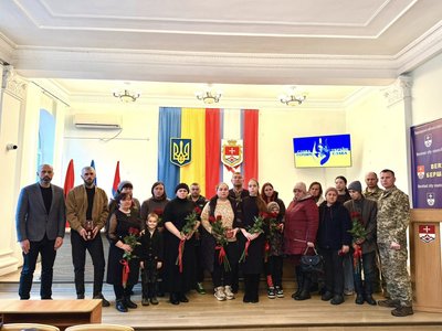 У громаді на Вінниччині родинам полеглих захисників передали державні нагороди У громаді на Вінниччині родинам полеглих захисників передали державні нагороди